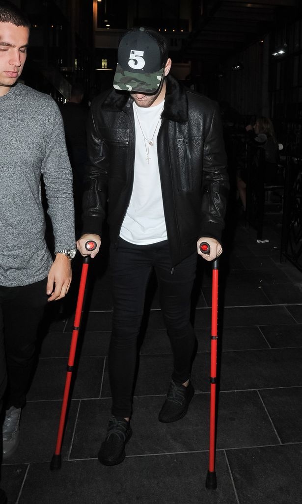 ban gai cua hau ve luke shaw anh 4