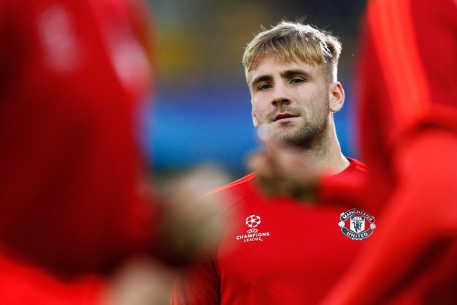 ban gai cua hau ve luke shaw anh 3
