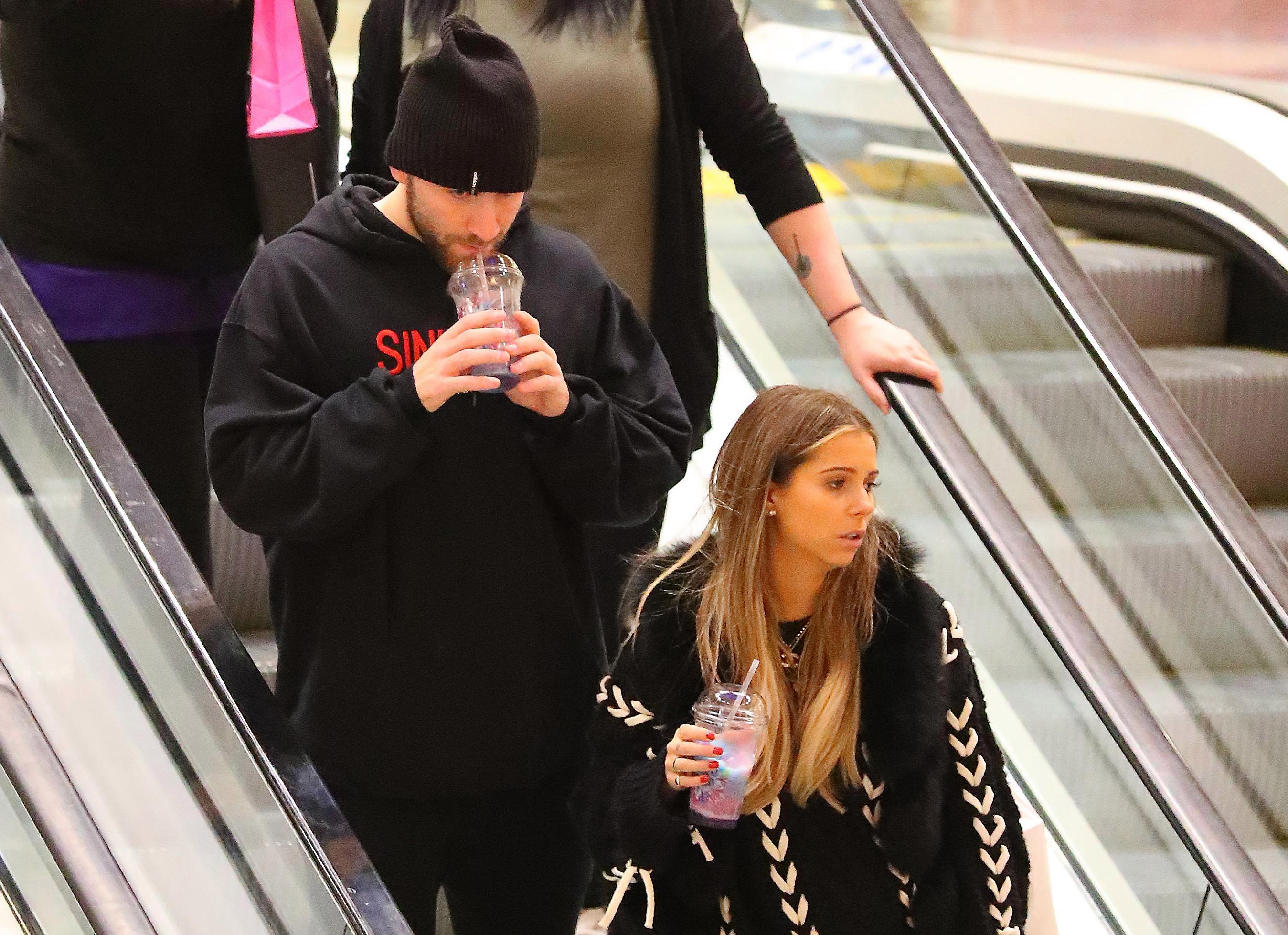 ban gai cua hau ve luke shaw anh 8