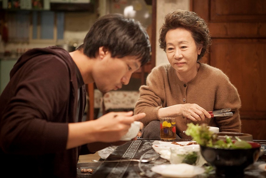 nguoi tre chau A song mot minh anh 1