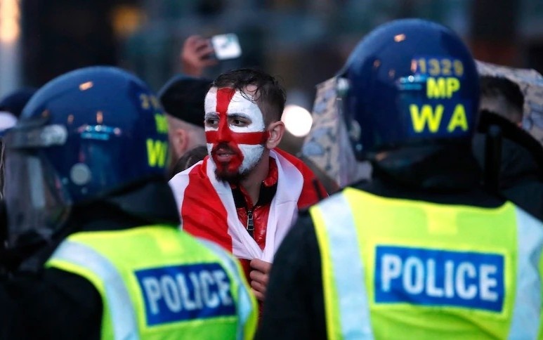 CDV Anh tron ve, danh nhau, tan cong cau thu nuoc minh tai Euro hinh anh