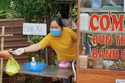 Chong lam tam bien 'dung xa vo tui ra' de nhac khach gian cach 2 m hinh anh