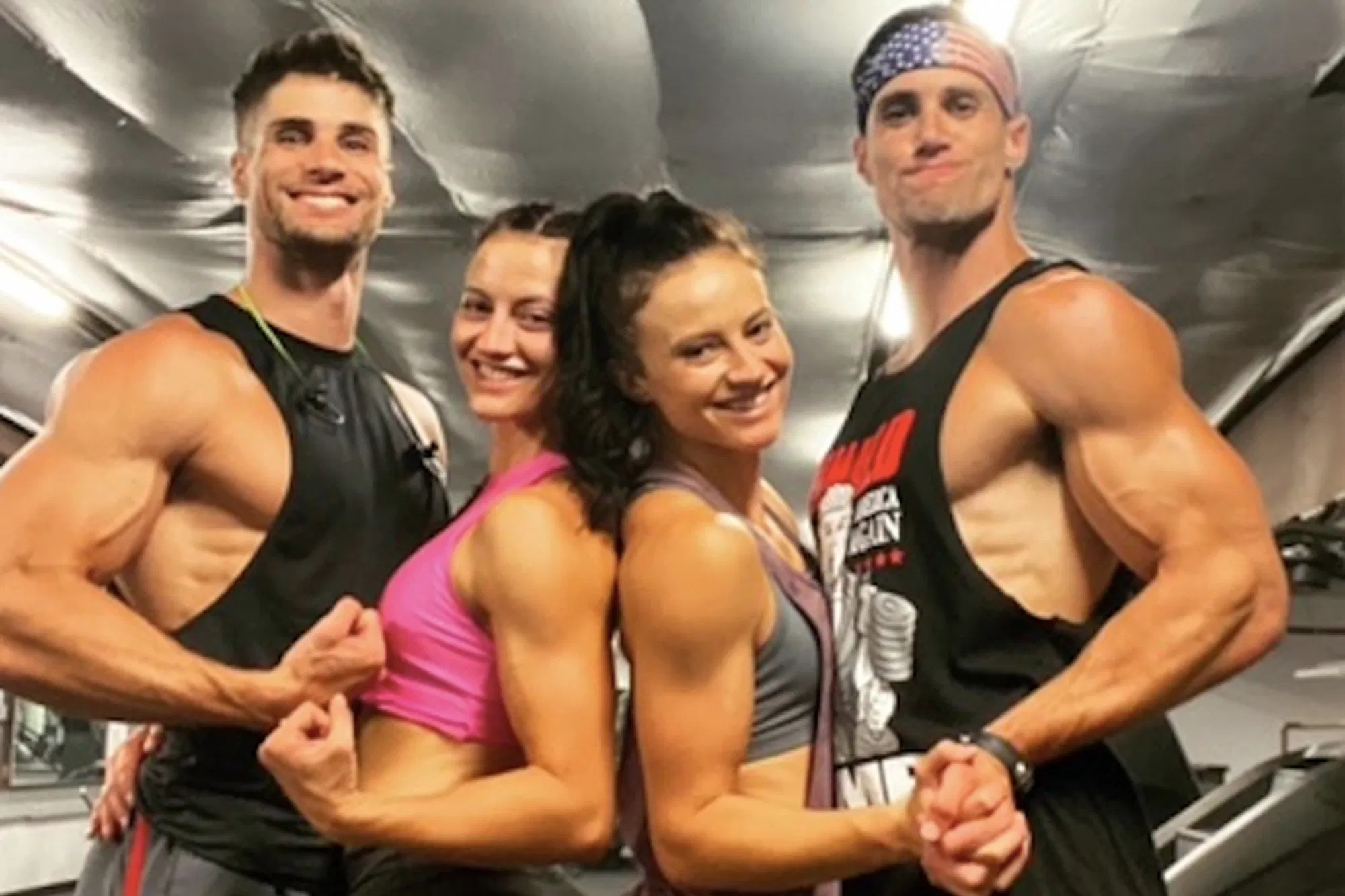 Hai cap song sinh My yeu nhau, song chung mot nha hinh anh