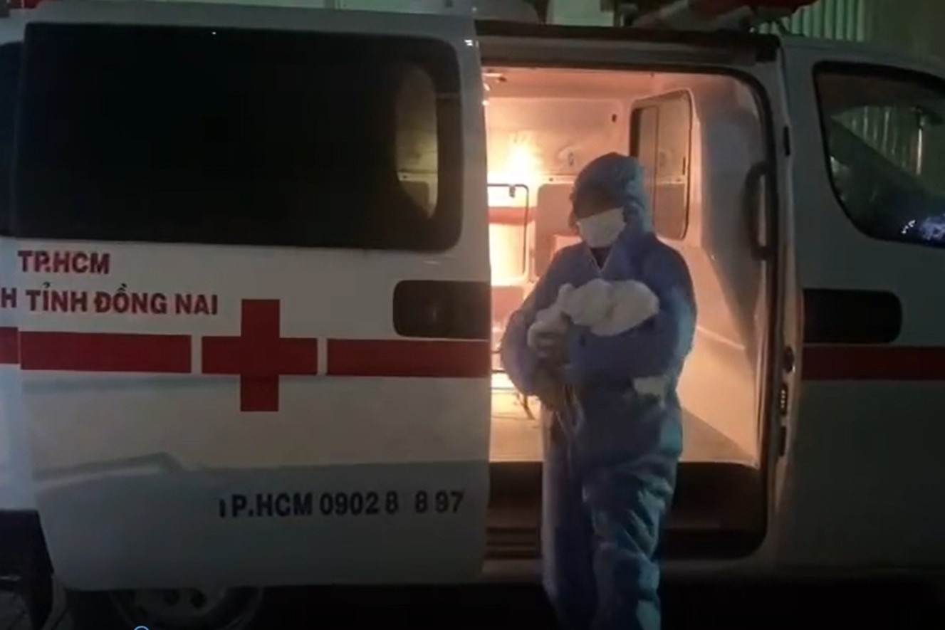 Me va con 1 thang tuoi cung la F0, phai di dieu tri o TP.HCM hinh anh