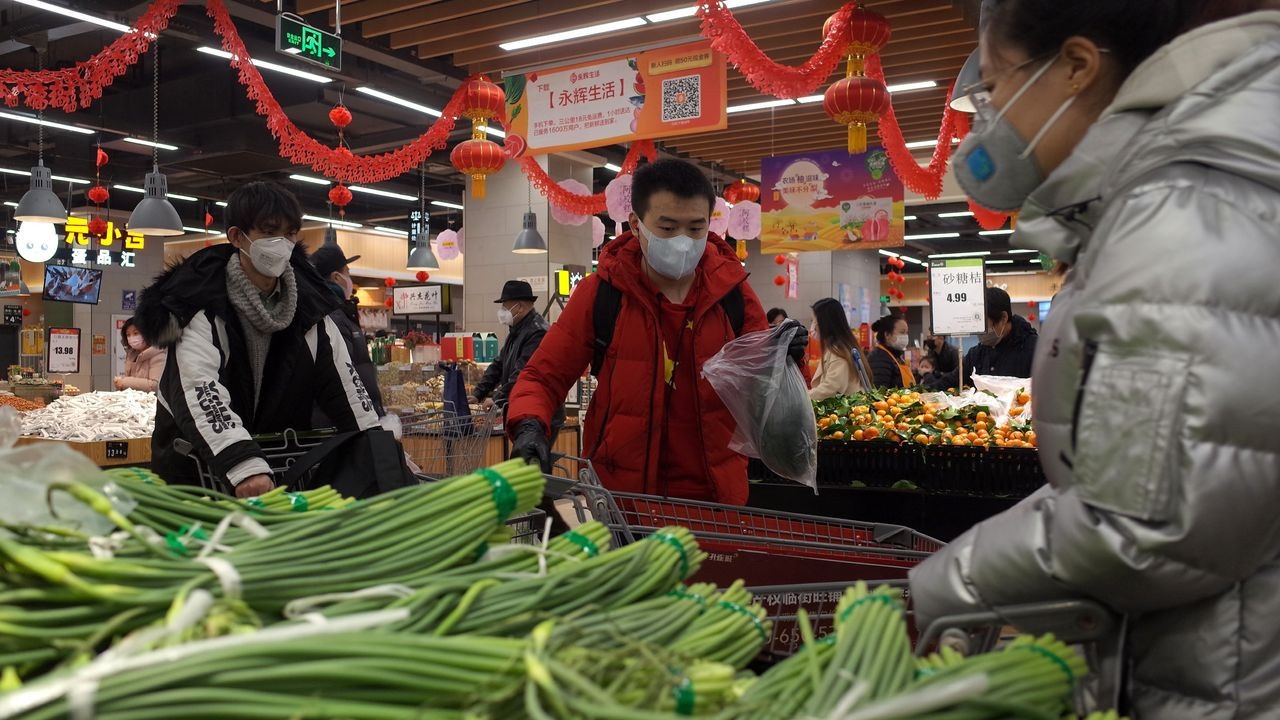 Sieu thi bi xu phat vi tang gia mua dich anh 1