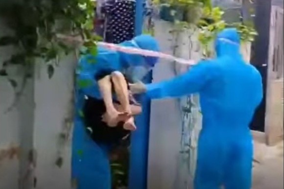 Cu ba F0 o TP.HCM duoc be dua di chua tri hinh anh