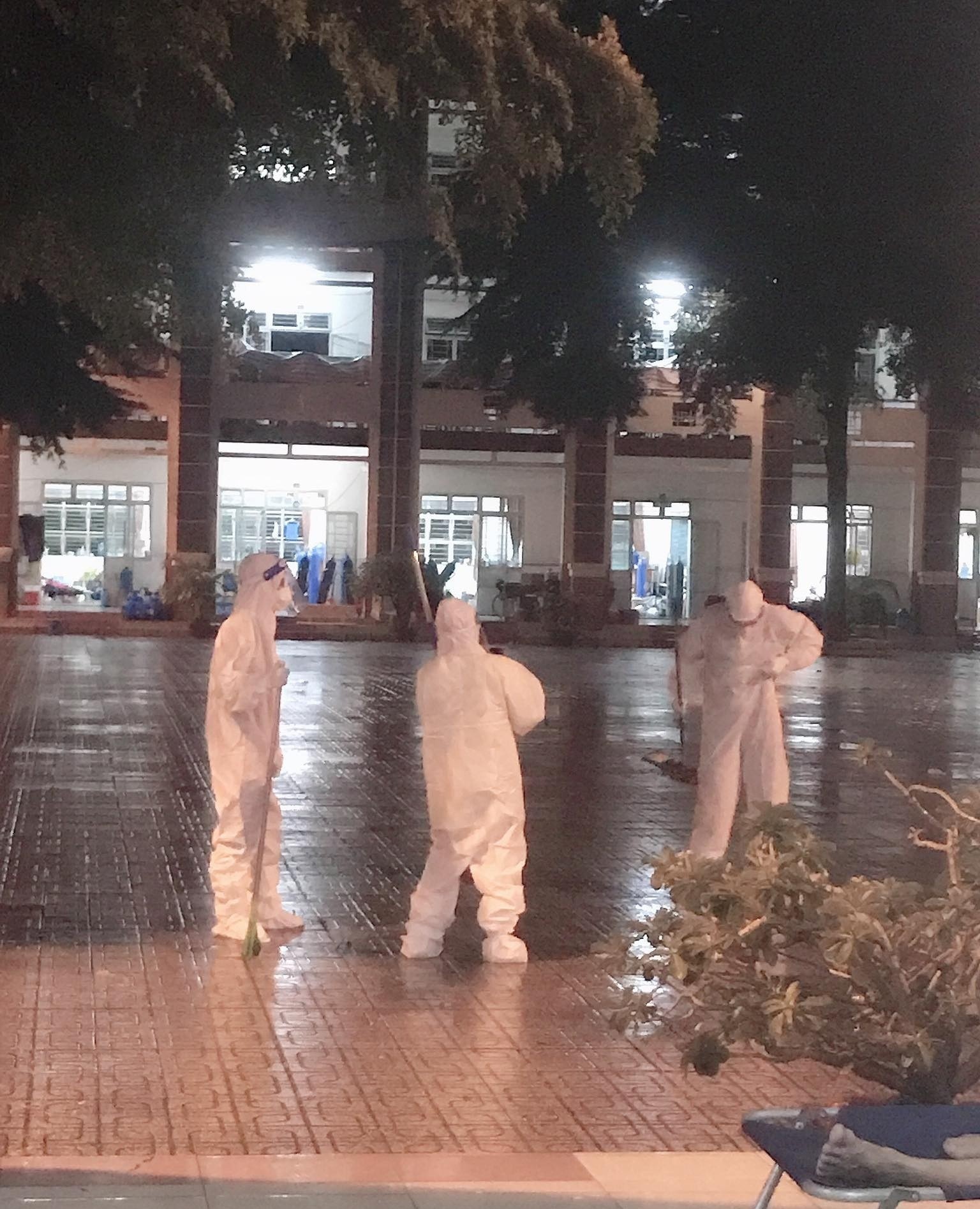 TNV TP HCM lau dọn sàn sau cơn mưa lớn ảnh 2 TNV TP HCM lau don san sau con mua lon anh 2