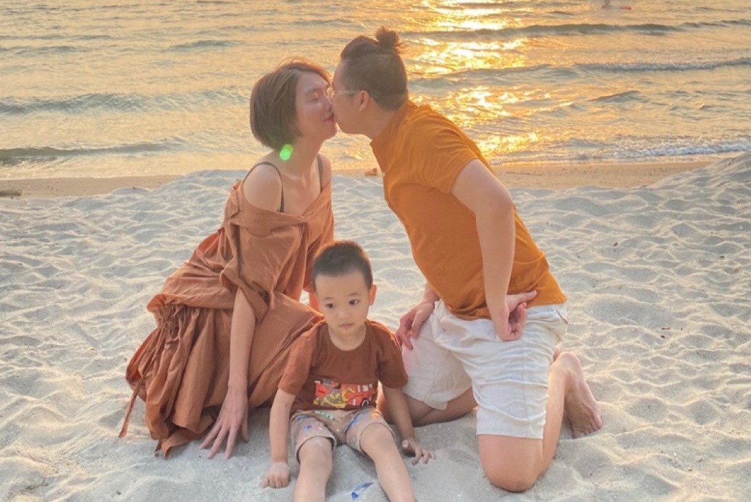 Gia dinh o Can Tho dien quan ao cung tong mau khi di du lich hinh anh