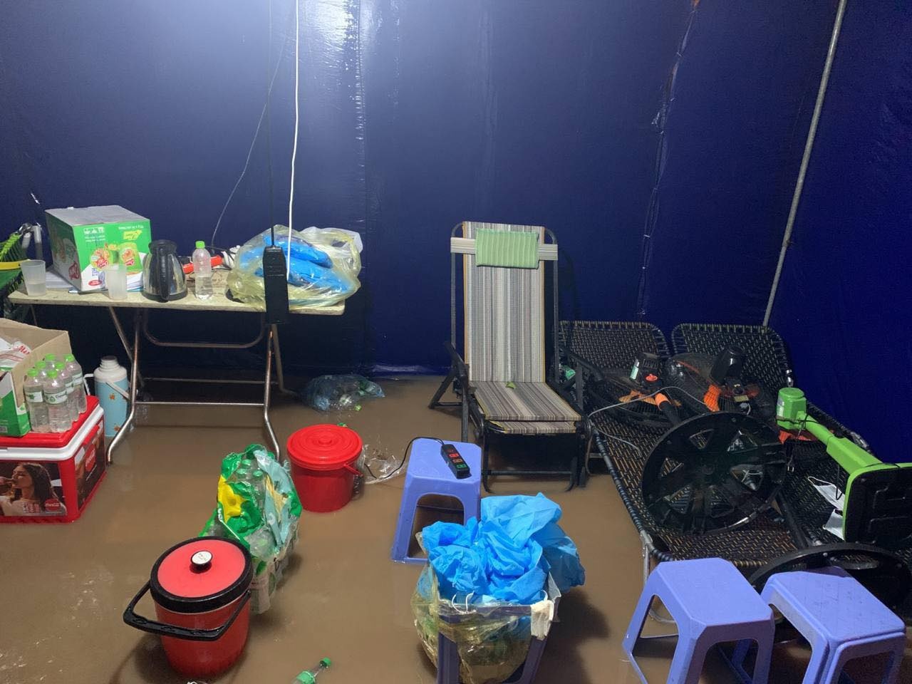 Con gai khoc khi thay anh cha truc chot anh 2