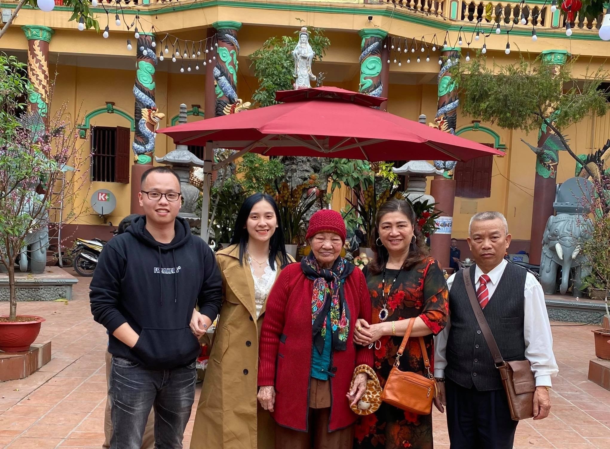 Con gai khoc khi thay anh cha truc chot anh 3