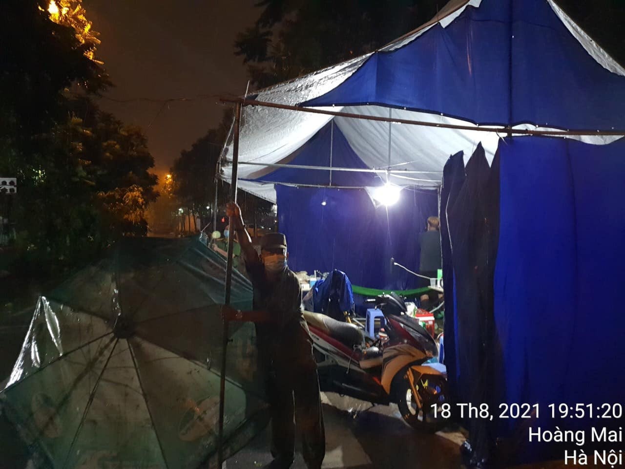 Con gai khoc khi thay anh cha truc chot anh 1