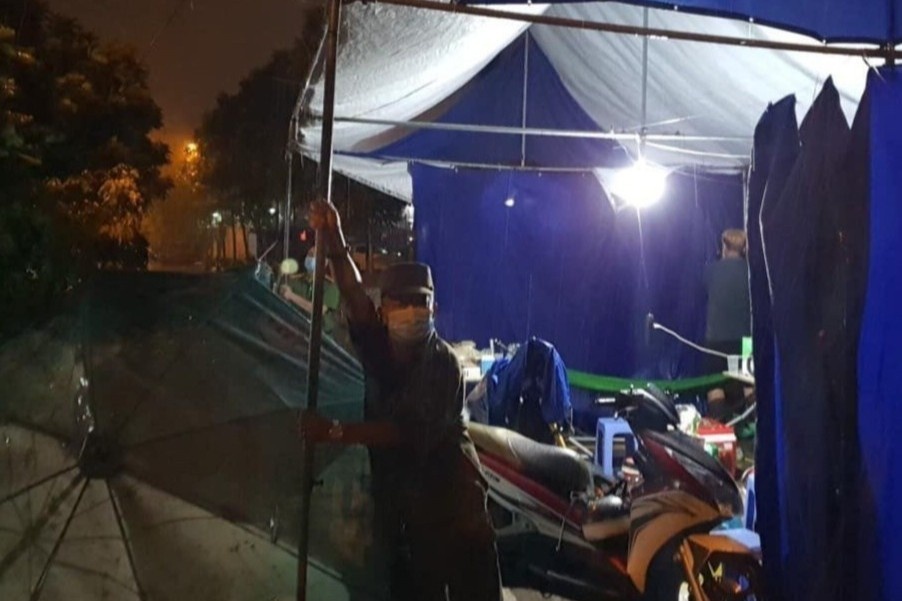 Con gai bat khoc khi biet cha truc chot trong con mua lon hinh anh