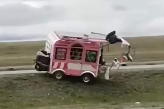 Nu vlogger Trung Quoc tu vong vi livestream khi lai xe hinh anh