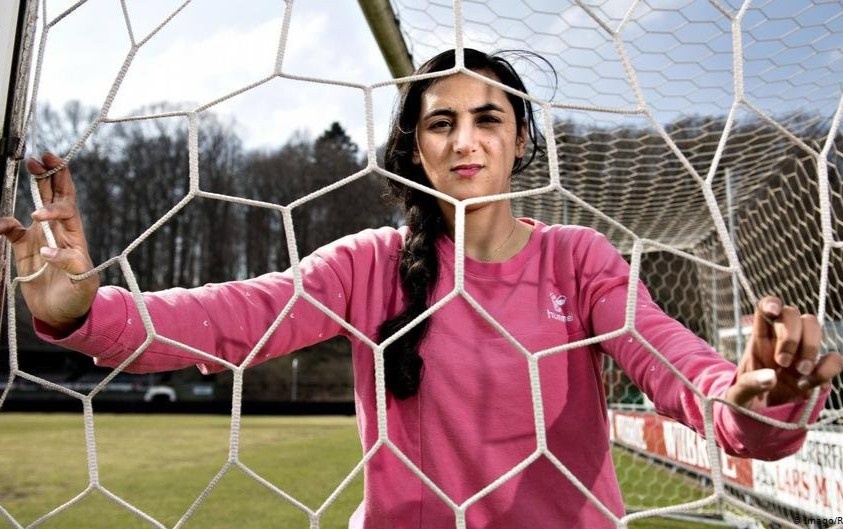 Chay dua voi thoi gian de giai cuu cac nu cau thu Afghanistan hinh anh