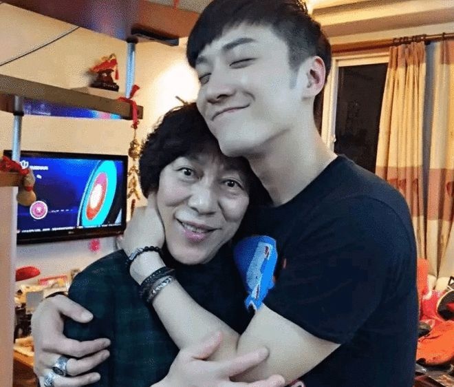 Cha me co dien vien Trung Quoc bi dan mang chi trich suot 2 nam anh 2