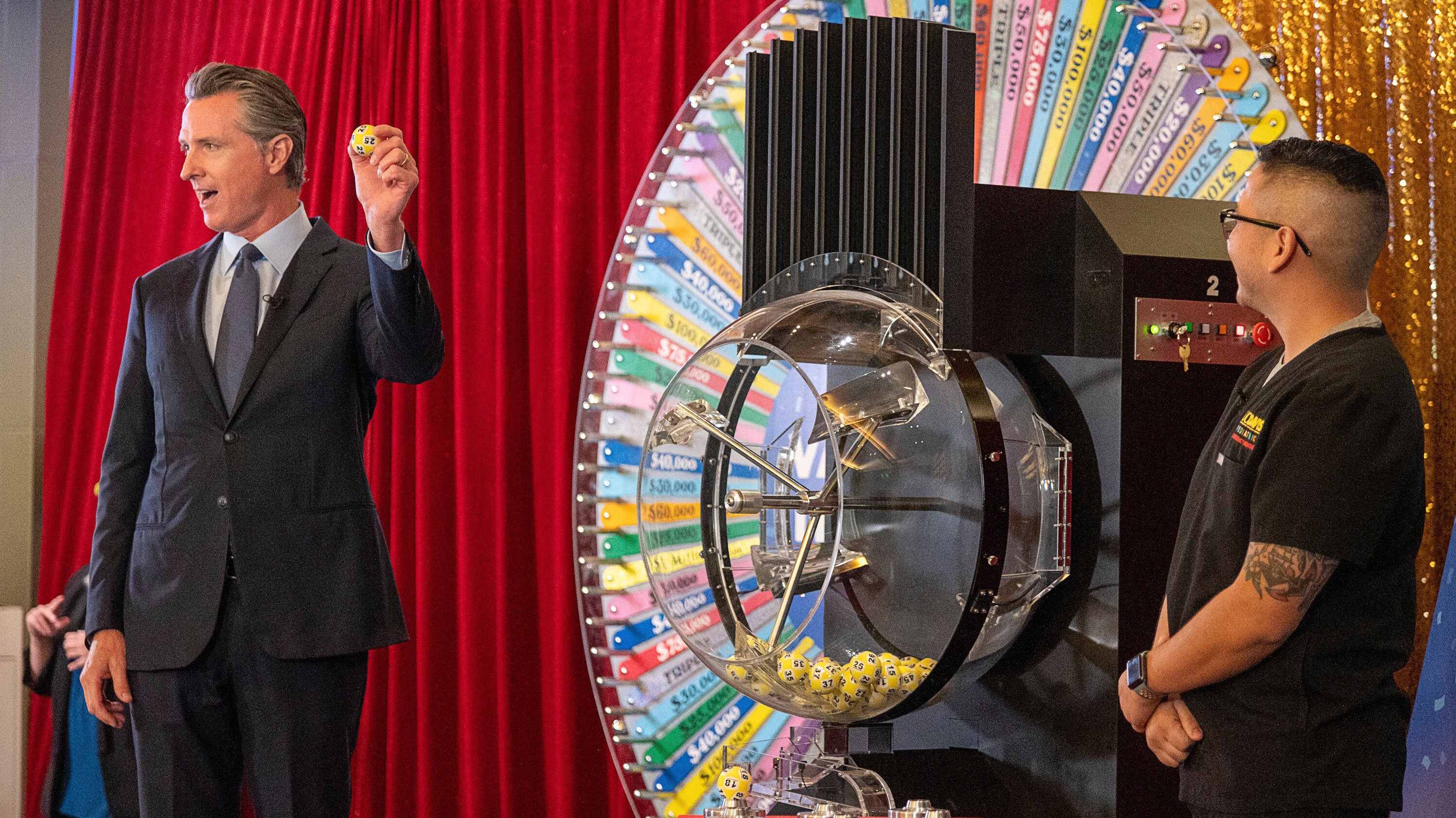 Thang 2 trieu USD nho tiem vaccine phong Covid-19 anh 2