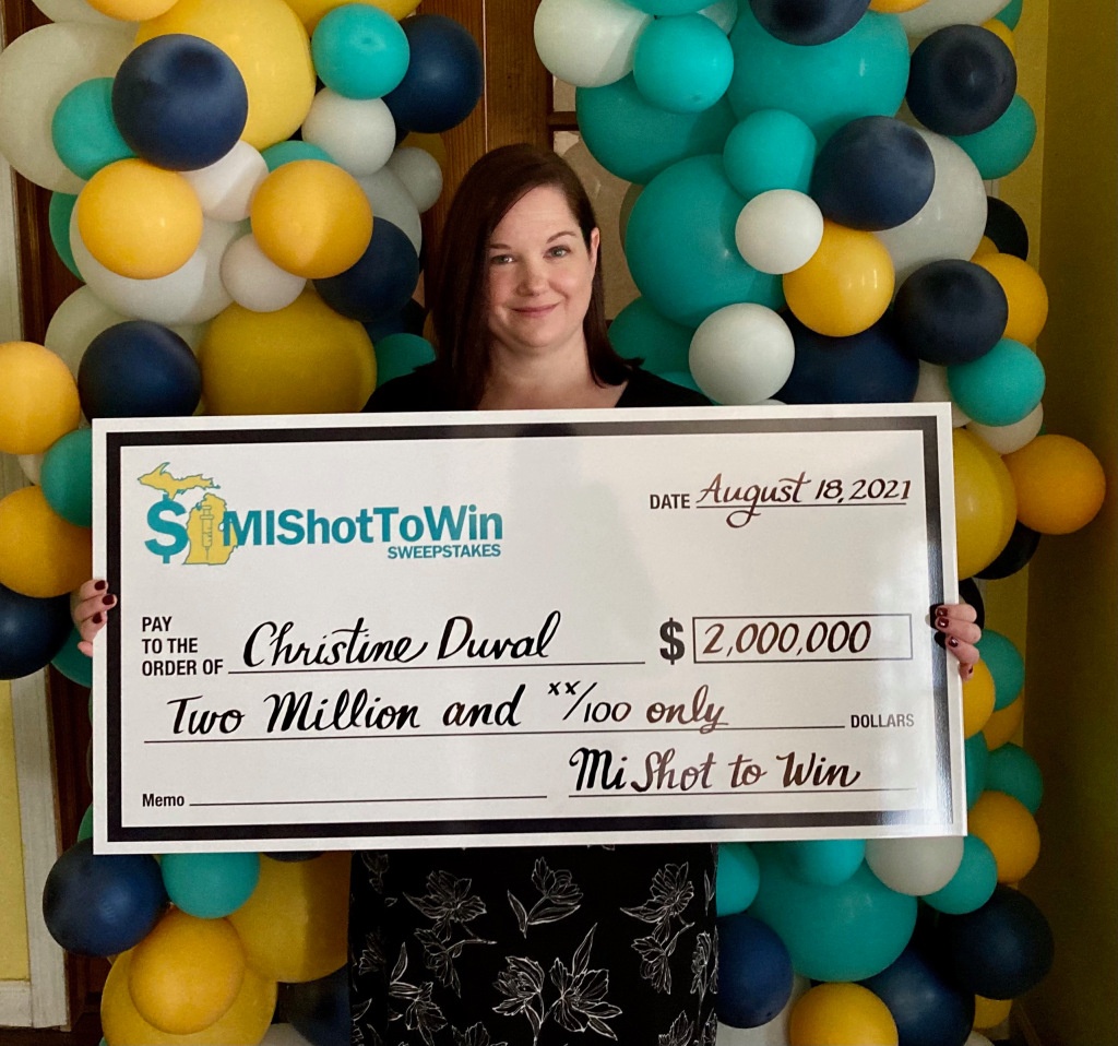 Thang 2 trieu USD nho tiem vaccine phong Covid-19 anh 1