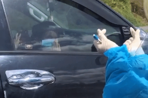 Be gai 'tha tim' voi TNV tai chot kiem soat hinh anh