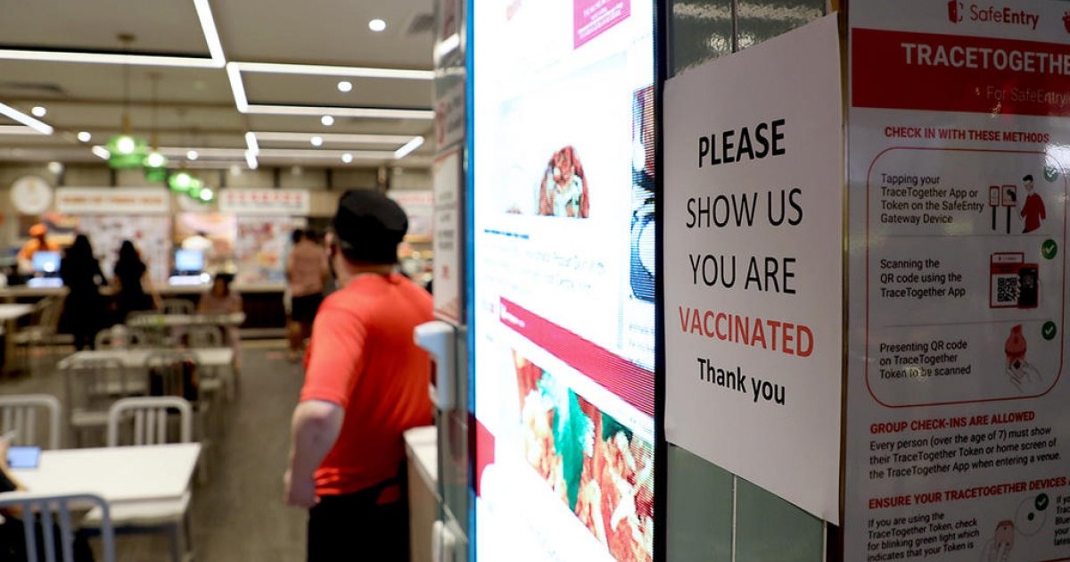 Nguoi chan chu tiem chung lac long o Singapore anh 1