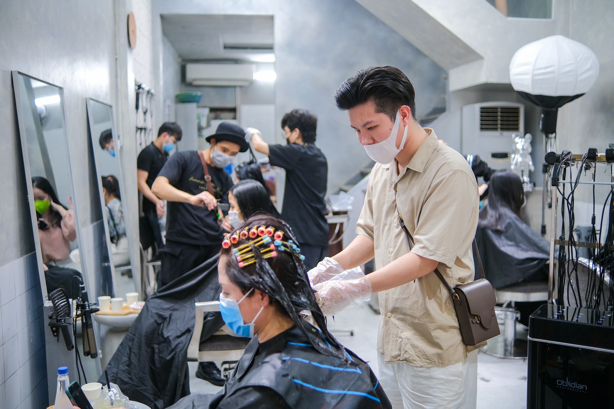 Giới trẻ Hà Nội vội đi cắt tóc ngay ngày đầu tiên mở lại ảnh 4 Gioi tre Ha Noi voi di cat toc ngay ngay dau tien mo lai anh 4