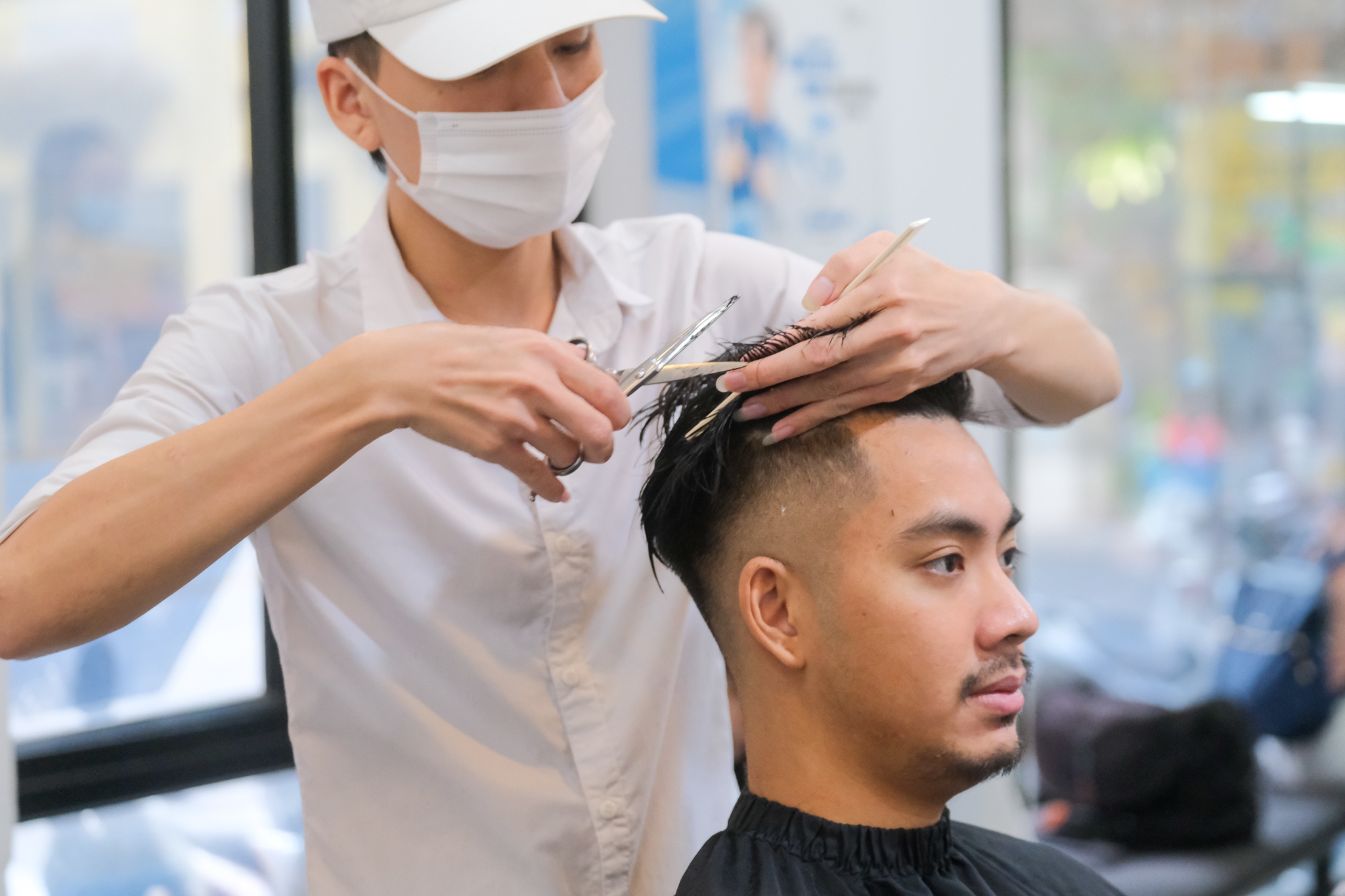 Giới trẻ Hà Nội vội đi cắt tóc ngay ngày đầu tiên mở lại ảnh 6 Gioi tre Ha Noi voi di cat toc ngay ngay dau tien mo lai anh 6