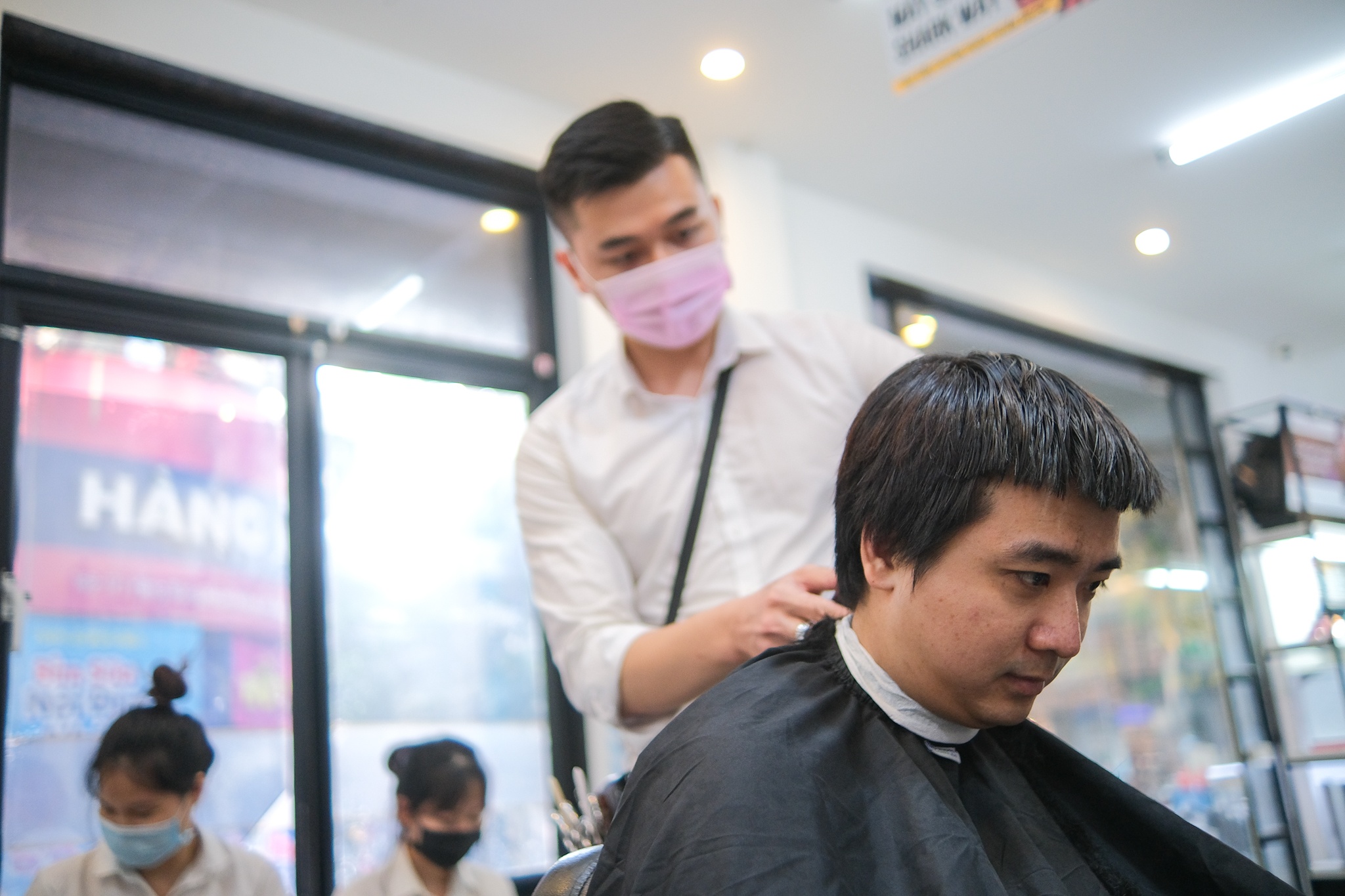 Giới trẻ Hà Nội vội đi cắt tóc ngay ngày đầu tiên mở lại ảnh 5 Gioi tre Ha Noi voi di cat toc ngay ngay dau tien mo lai anh 5