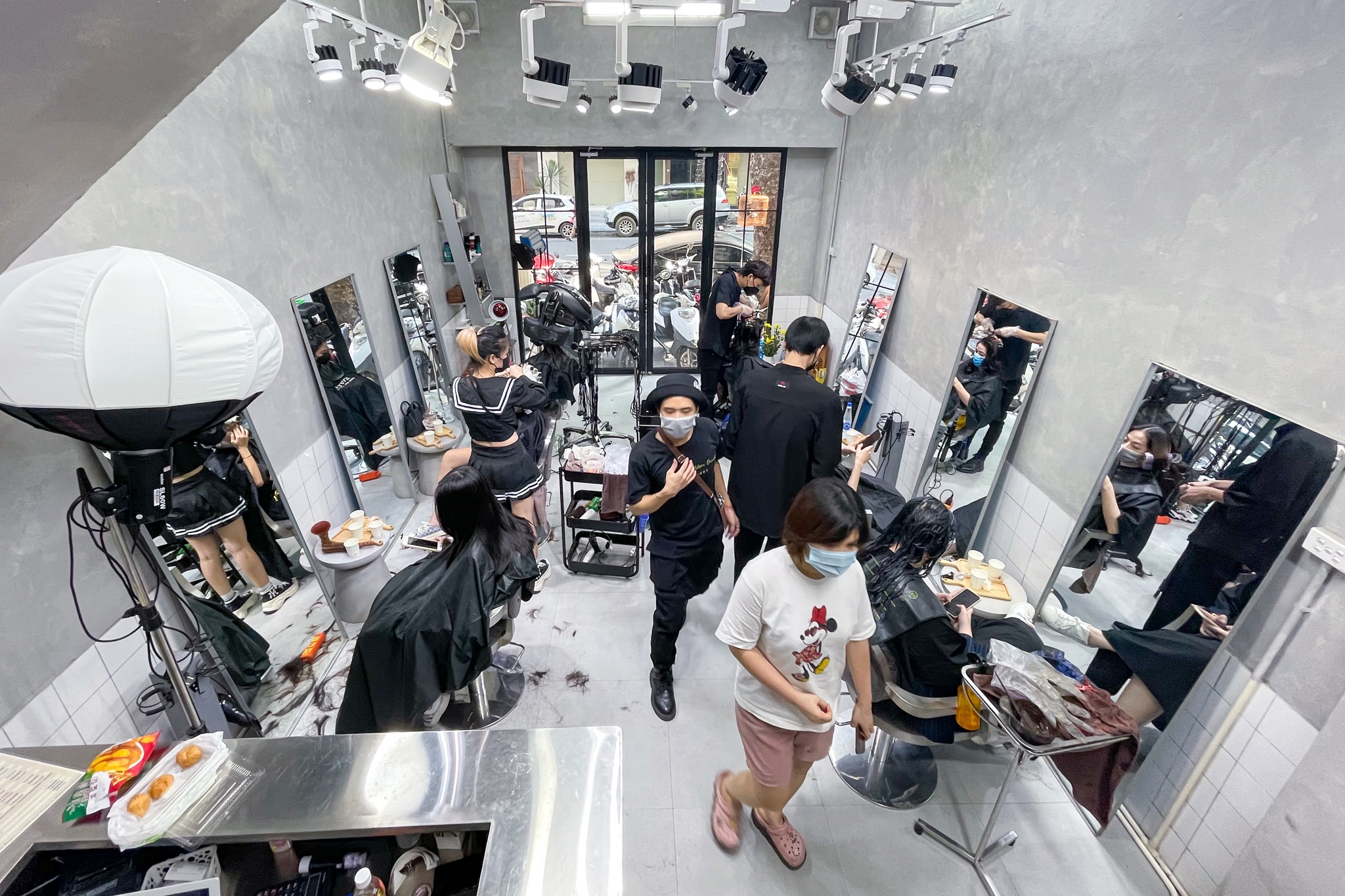 Giới trẻ Hà Nội vội đi cắt tóc ngay ngày đầu tiên mở lại ảnh 1 Gioi tre Ha Noi voi di cat toc ngay ngay dau tien mo lai anh 1