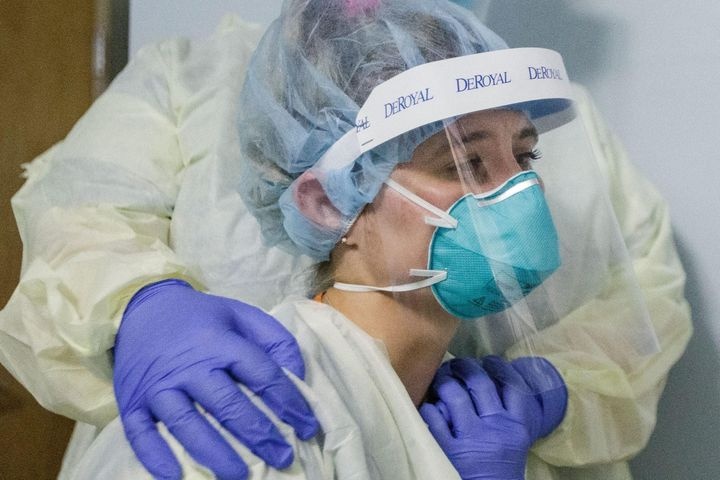 Nu y ta Canada bi danh vi 'tiem vaccine cho vo ma chua xin phep chong' hinh anh