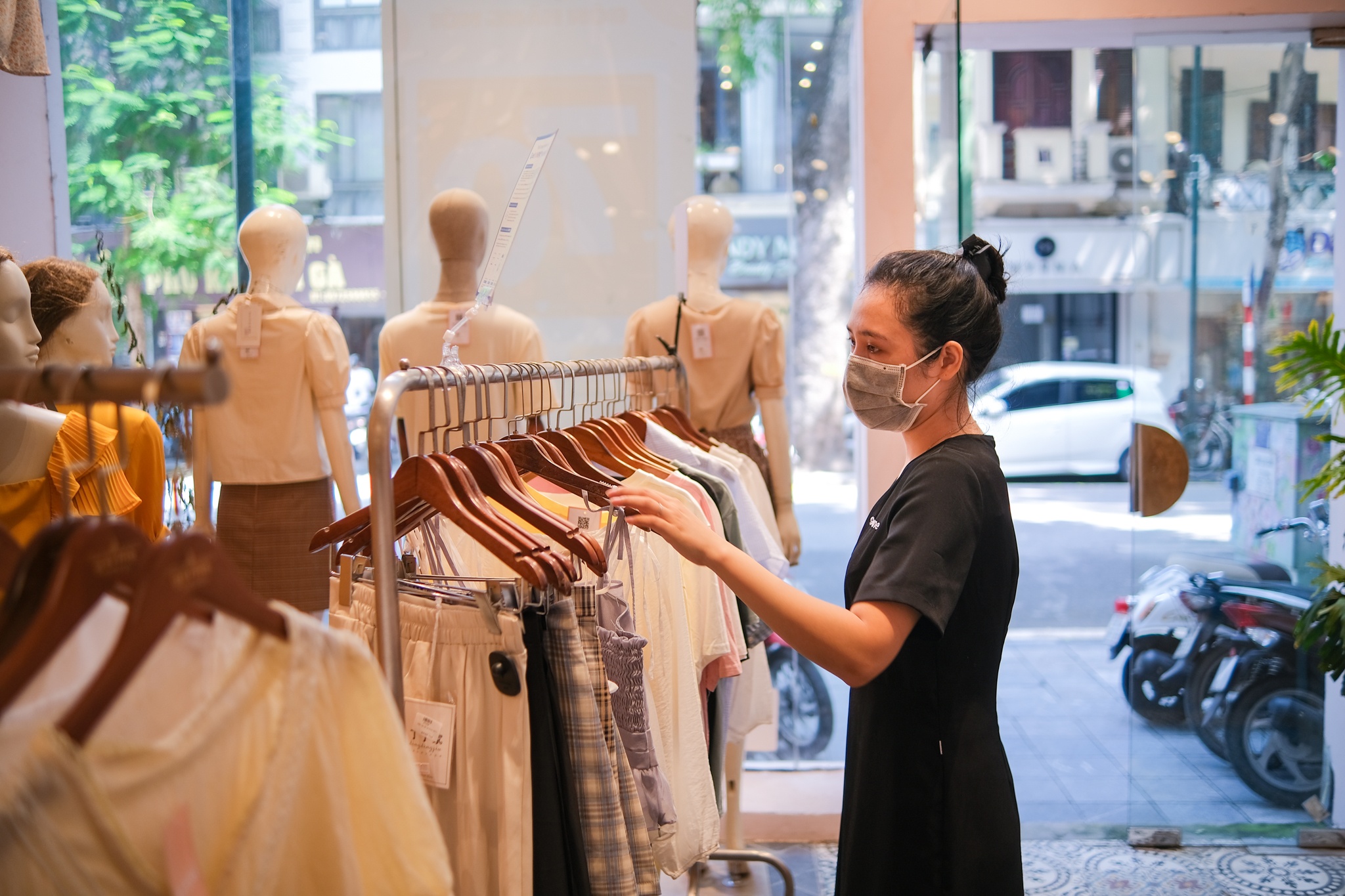 ha noi mo lai cua hang quan ao,  my pham anh 3