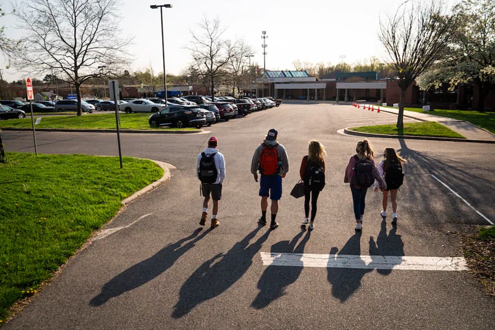 Hoc sinh My vat lon voi trieu chung Covid-19 keo dai anh 1