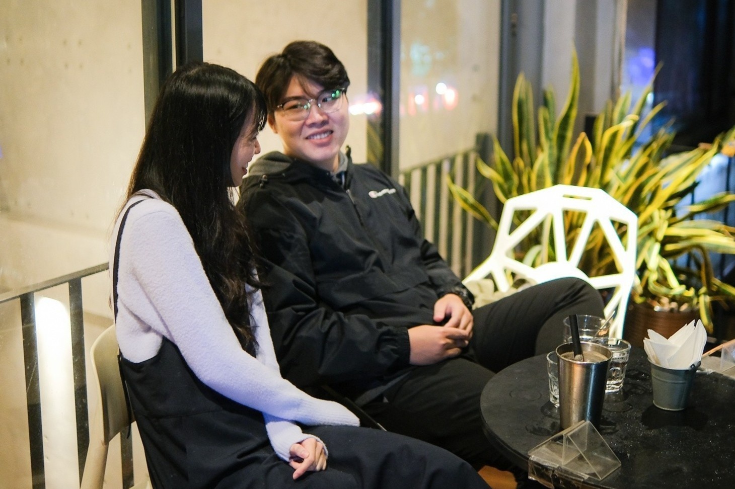 Gioi tre ngoi ca phe den nua dem trong ngay dau phuc vu tai cho hinh anh