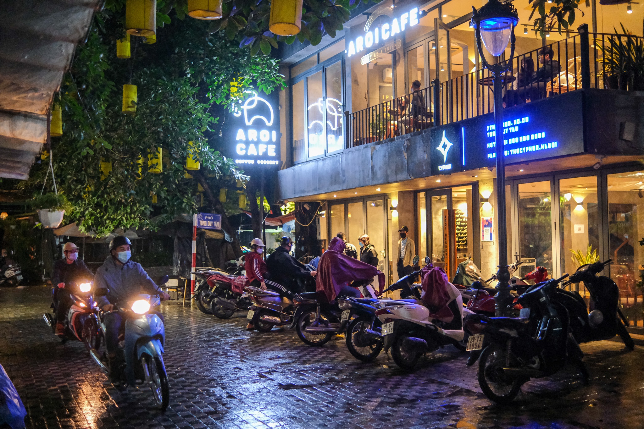 gioi tre Ha Noi di ca phe dem vao ngay dau tien anh 1