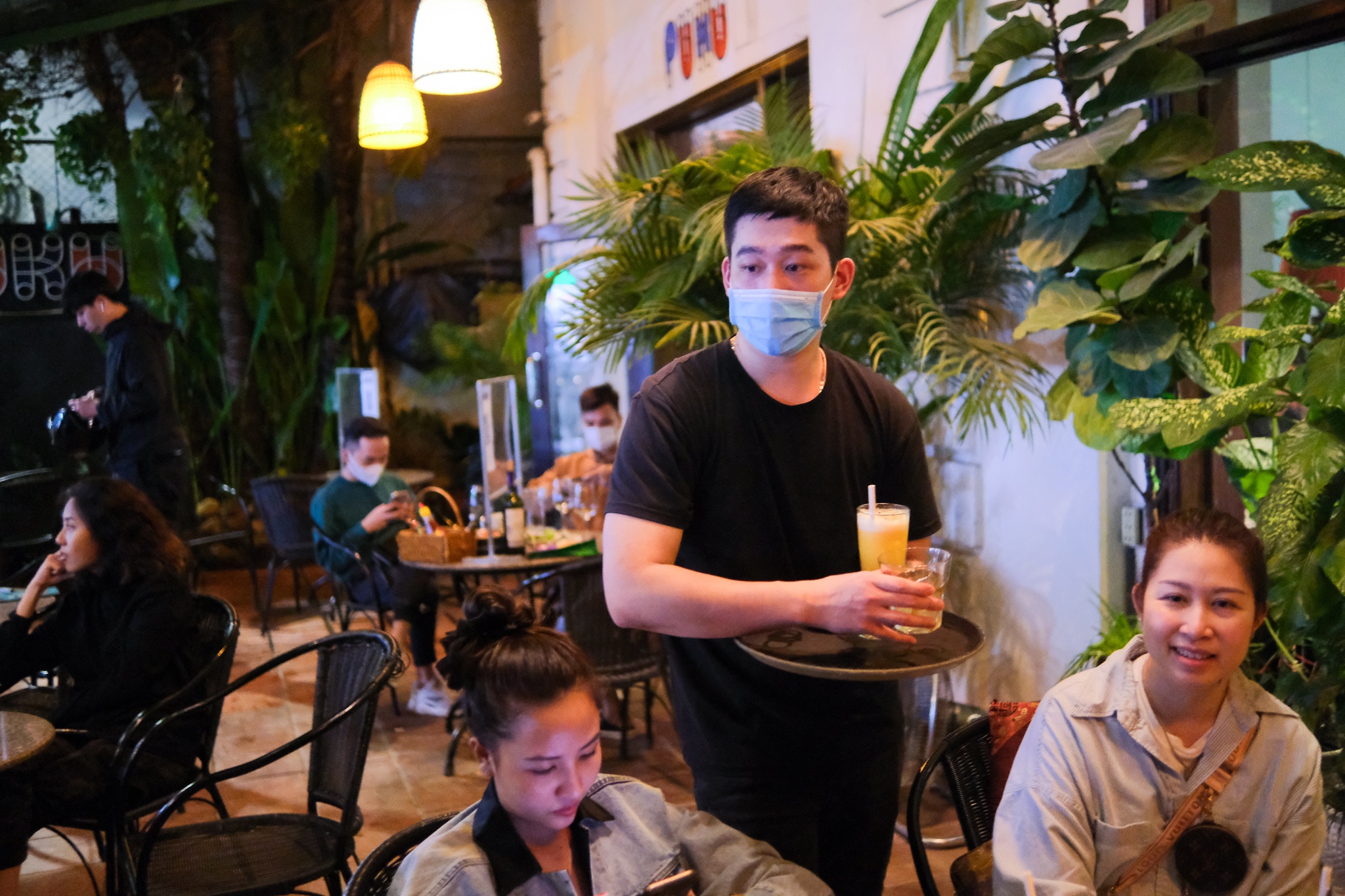 gioi tre Ha Noi di ca phe dem vao ngay dau tien anh 9