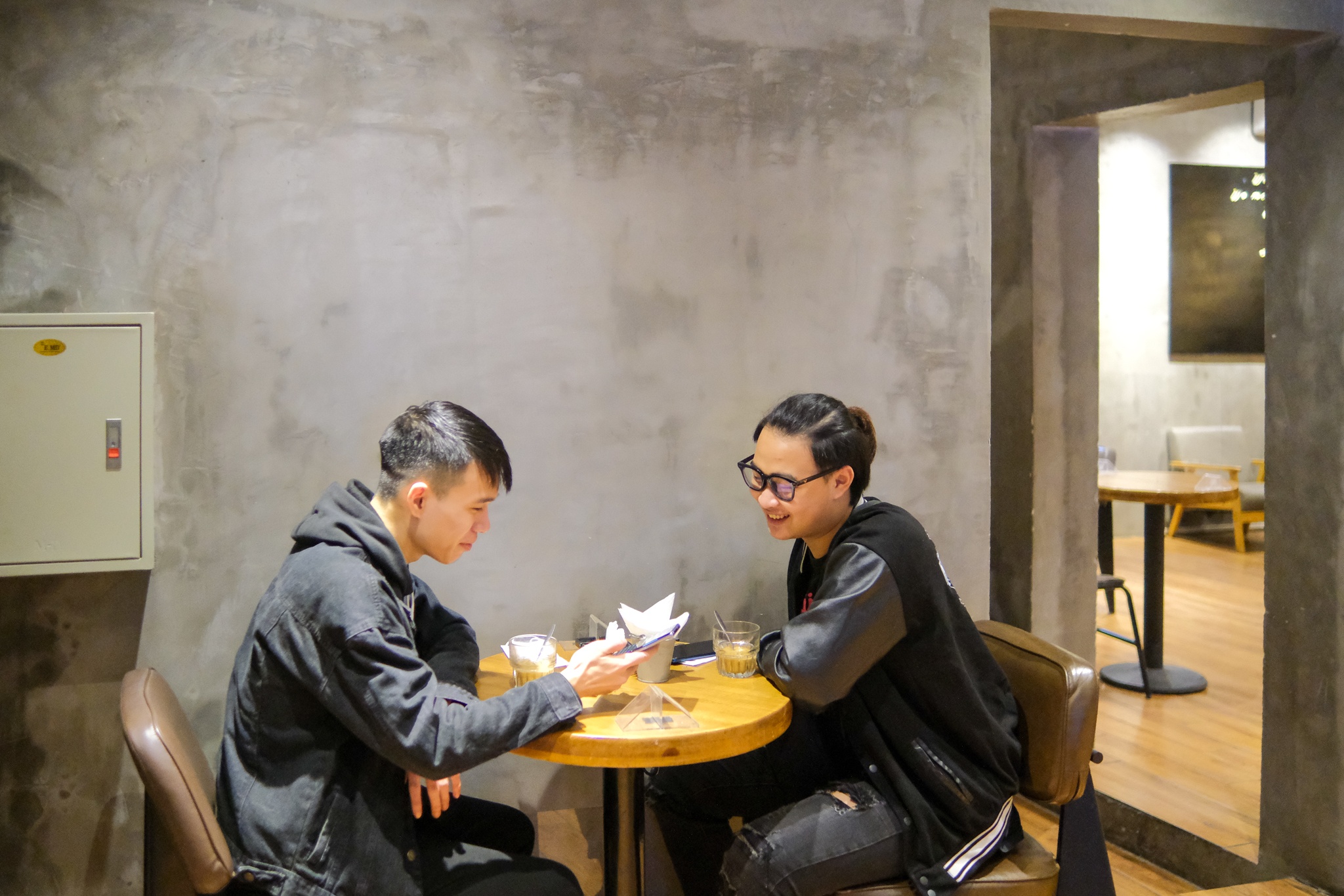 gioi tre Ha Noi di ca phe dem vao ngay dau tien anh 5