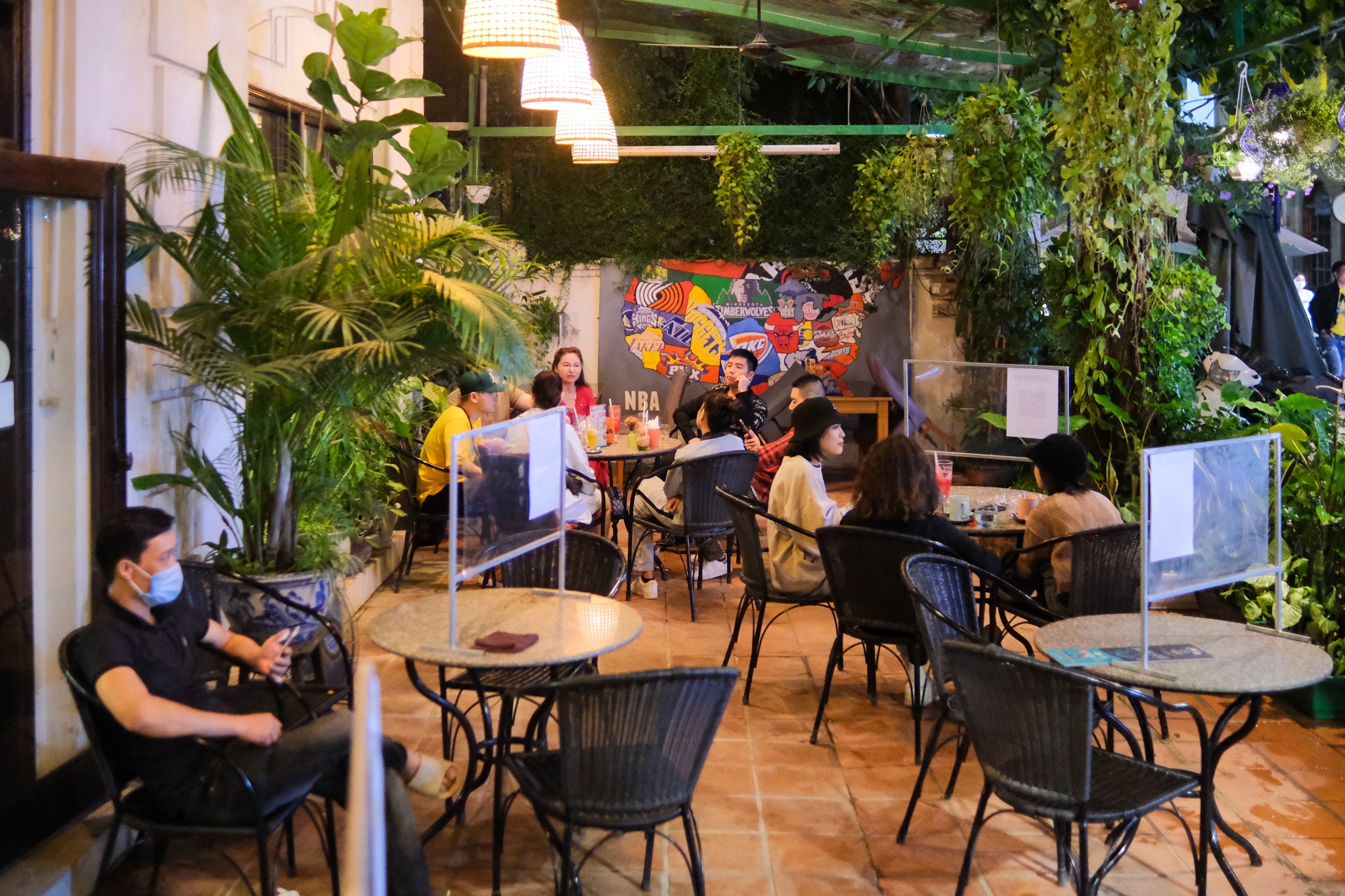 gioi tre Ha Noi di ca phe dem vao ngay dau tien anh 7