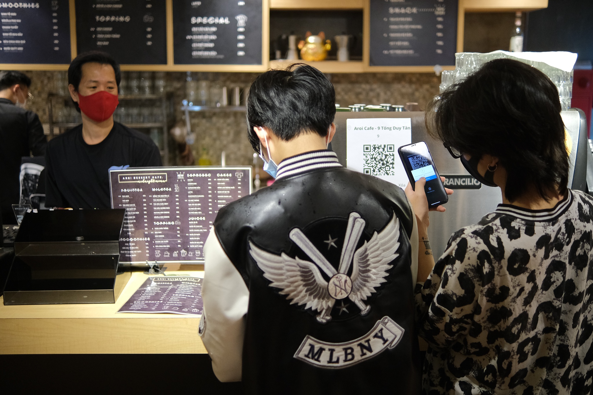 gioi tre Ha Noi di ca phe dem vao ngay dau tien anh 6