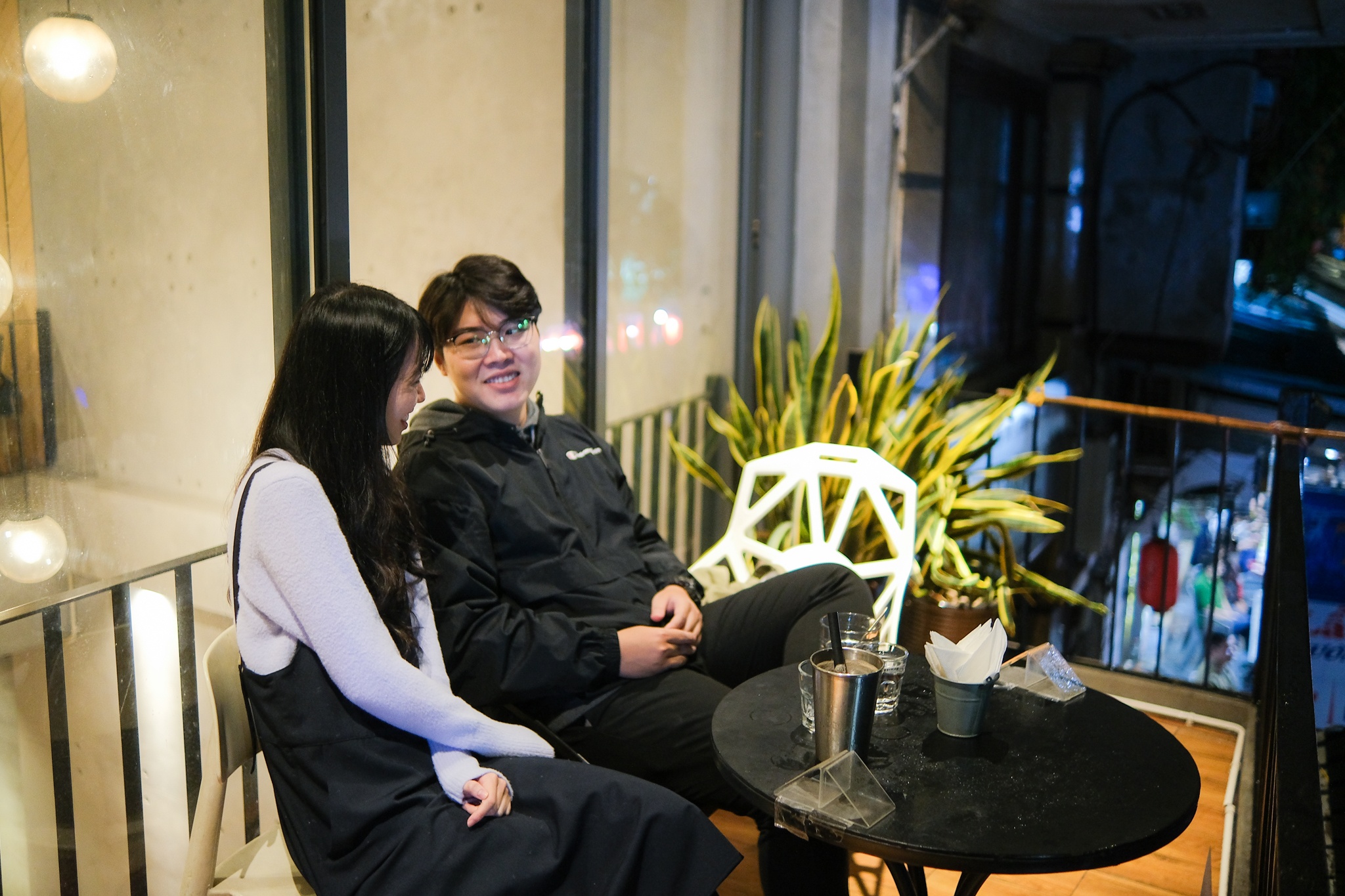 gioi tre Ha Noi di ca phe dem vao ngay dau tien anh 4