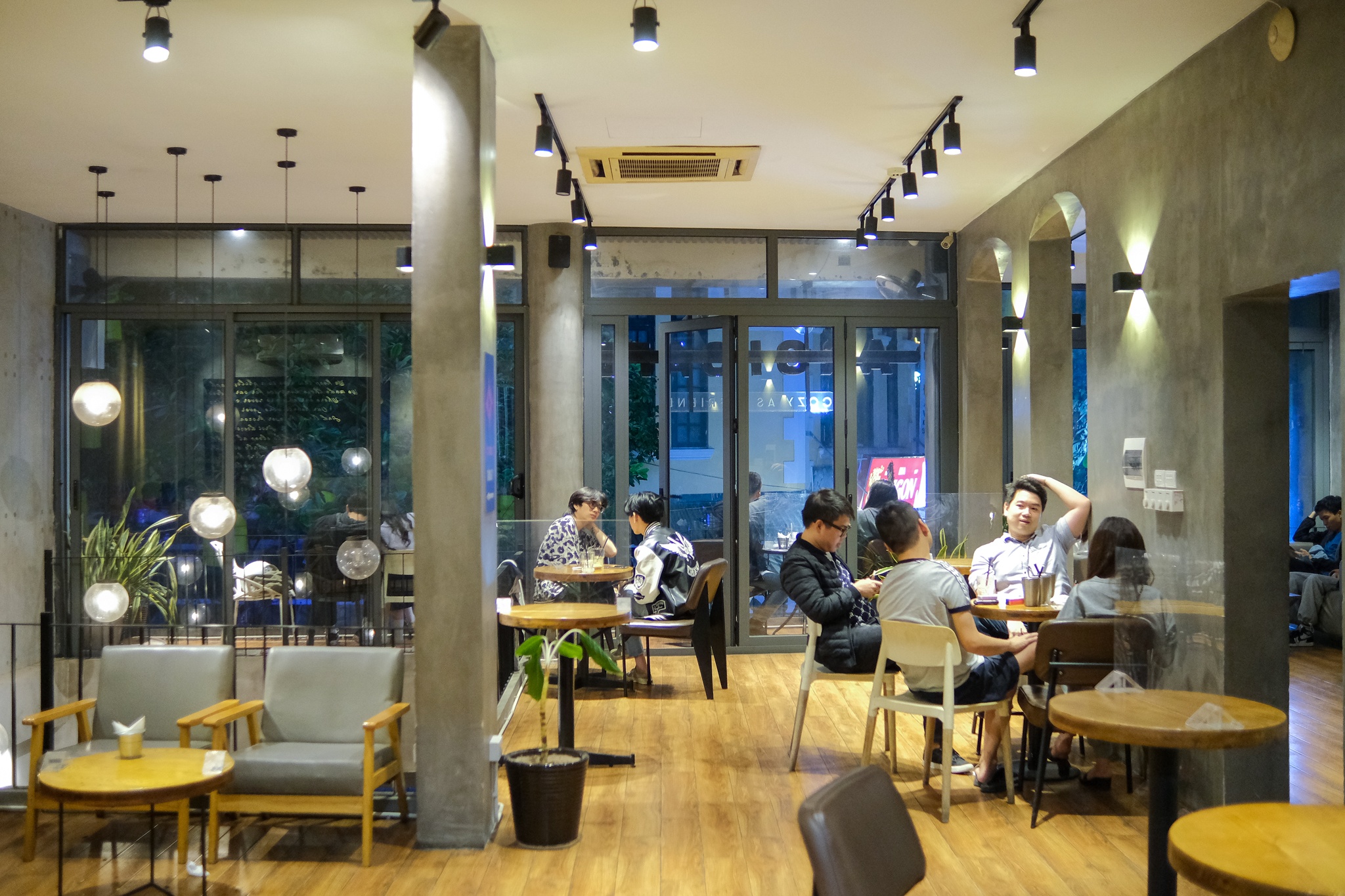 gioi tre Ha Noi di ca phe dem vao ngay dau tien anh 2