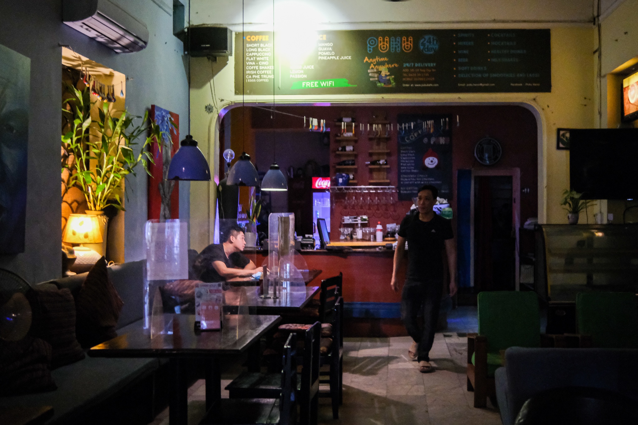 gioi tre Ha Noi di ca phe dem vao ngay dau tien anh 11