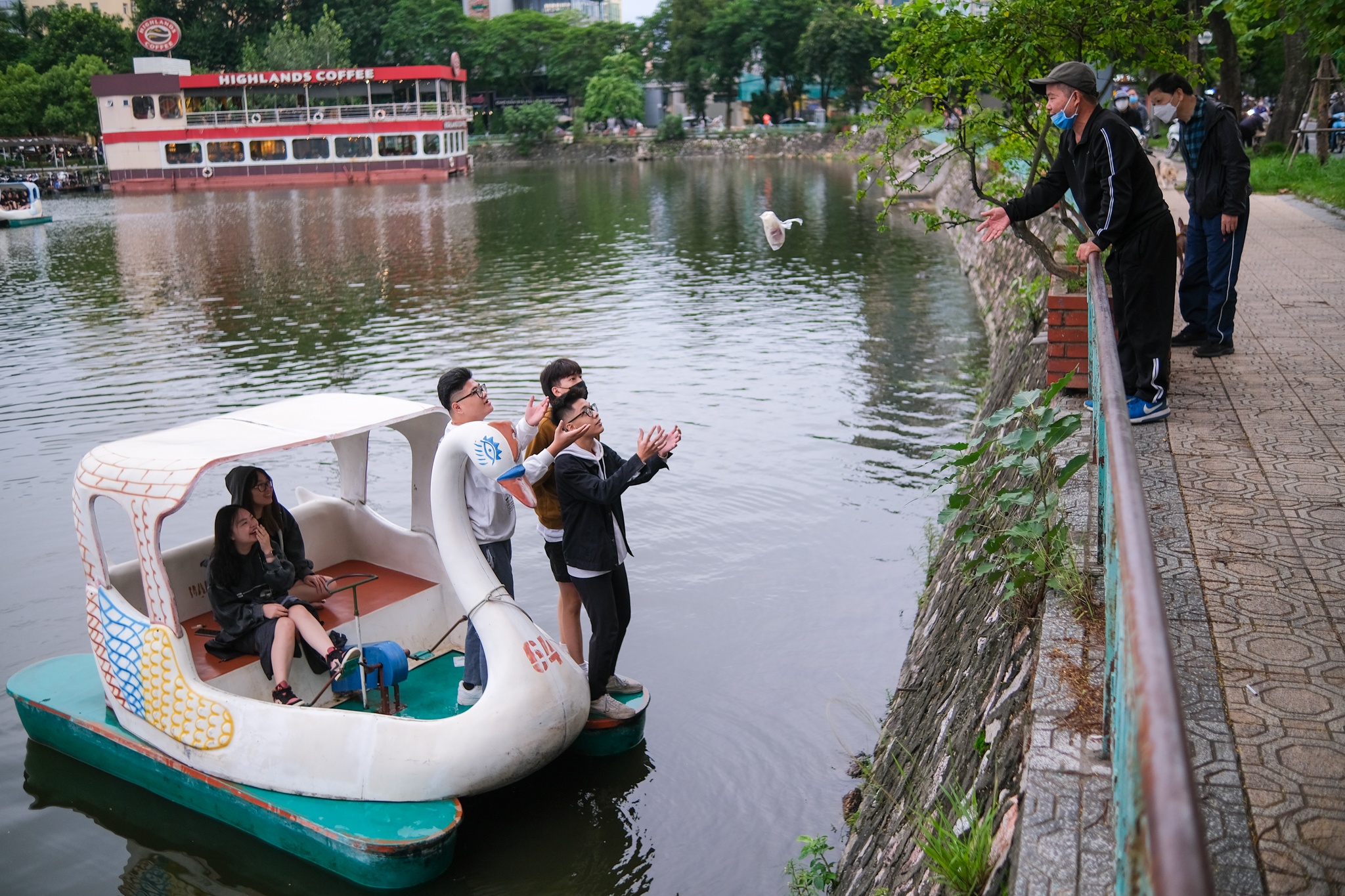 gioi tre check-in ho tay ngay ret dau mua anh 2