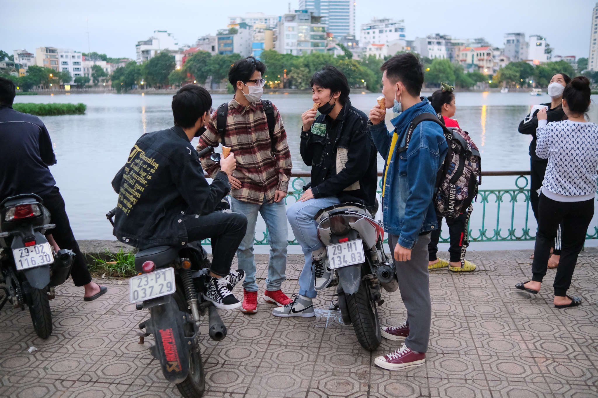 gioi tre check-in ho tay ngay ret dau mua anh 4