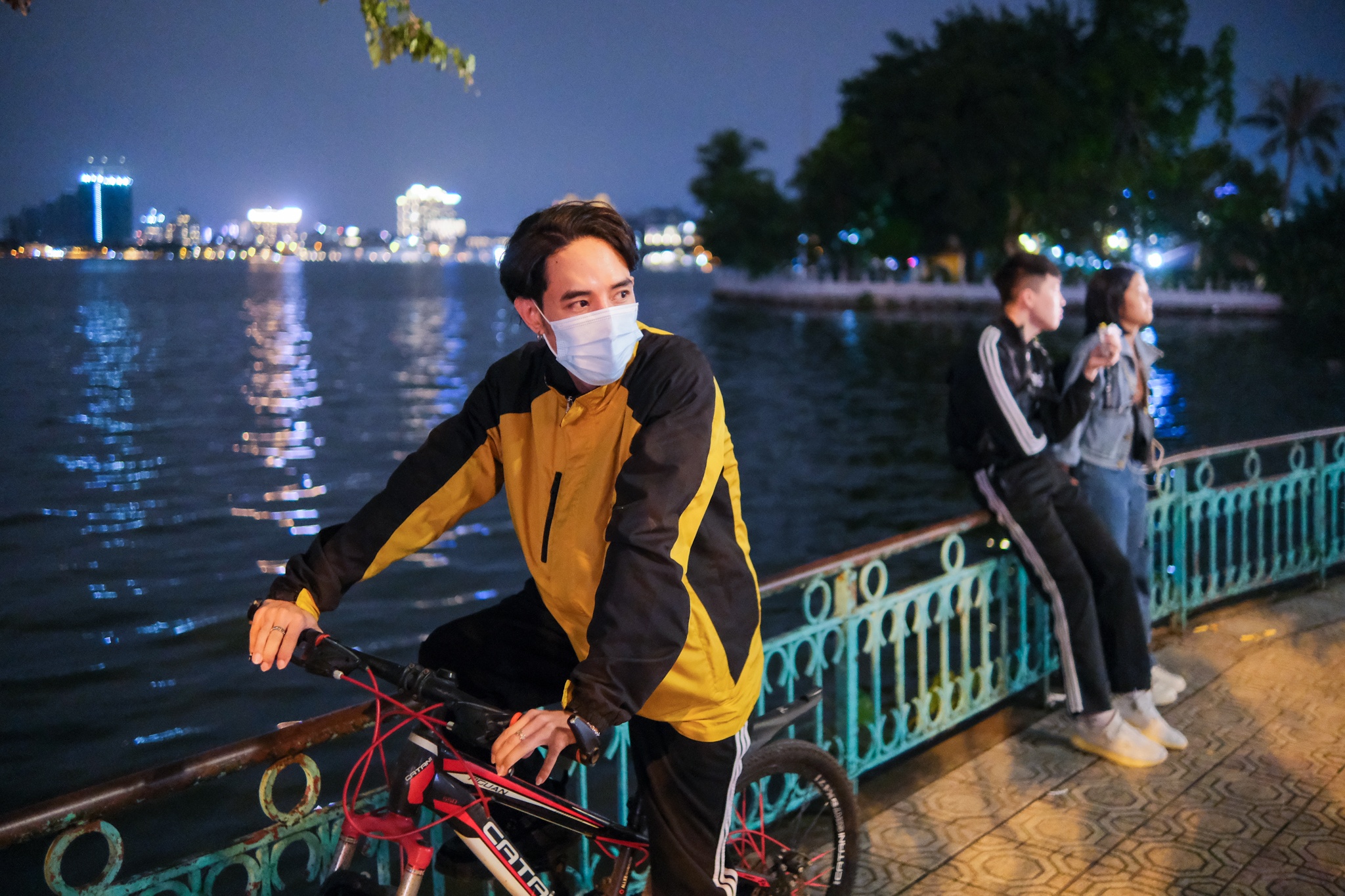 gioi tre check-in ho tay ngay ret dau mua anh 9