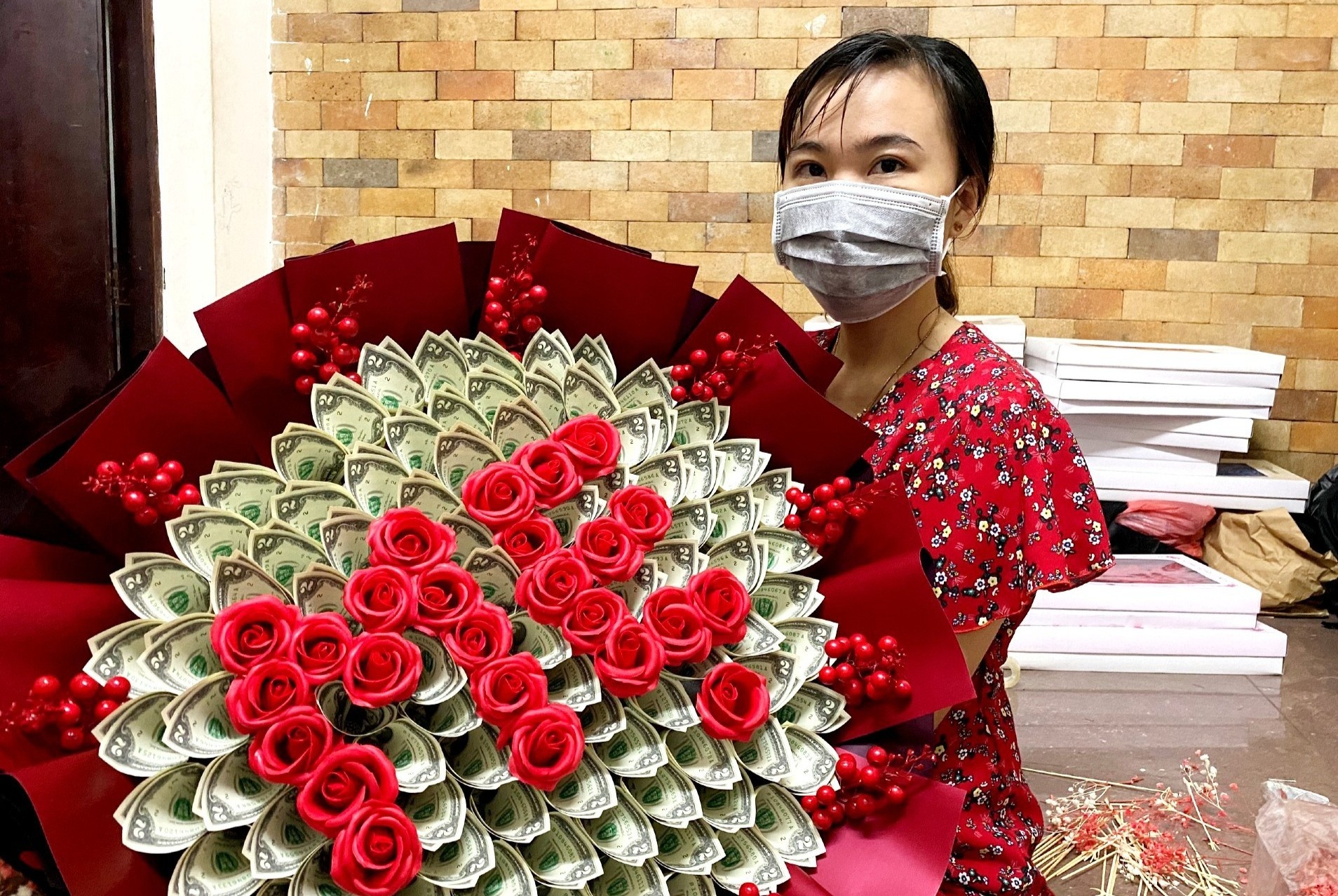 Bo hoa bang tien mat tri gia 200 trieu dong ngay 20/10 hinh anh