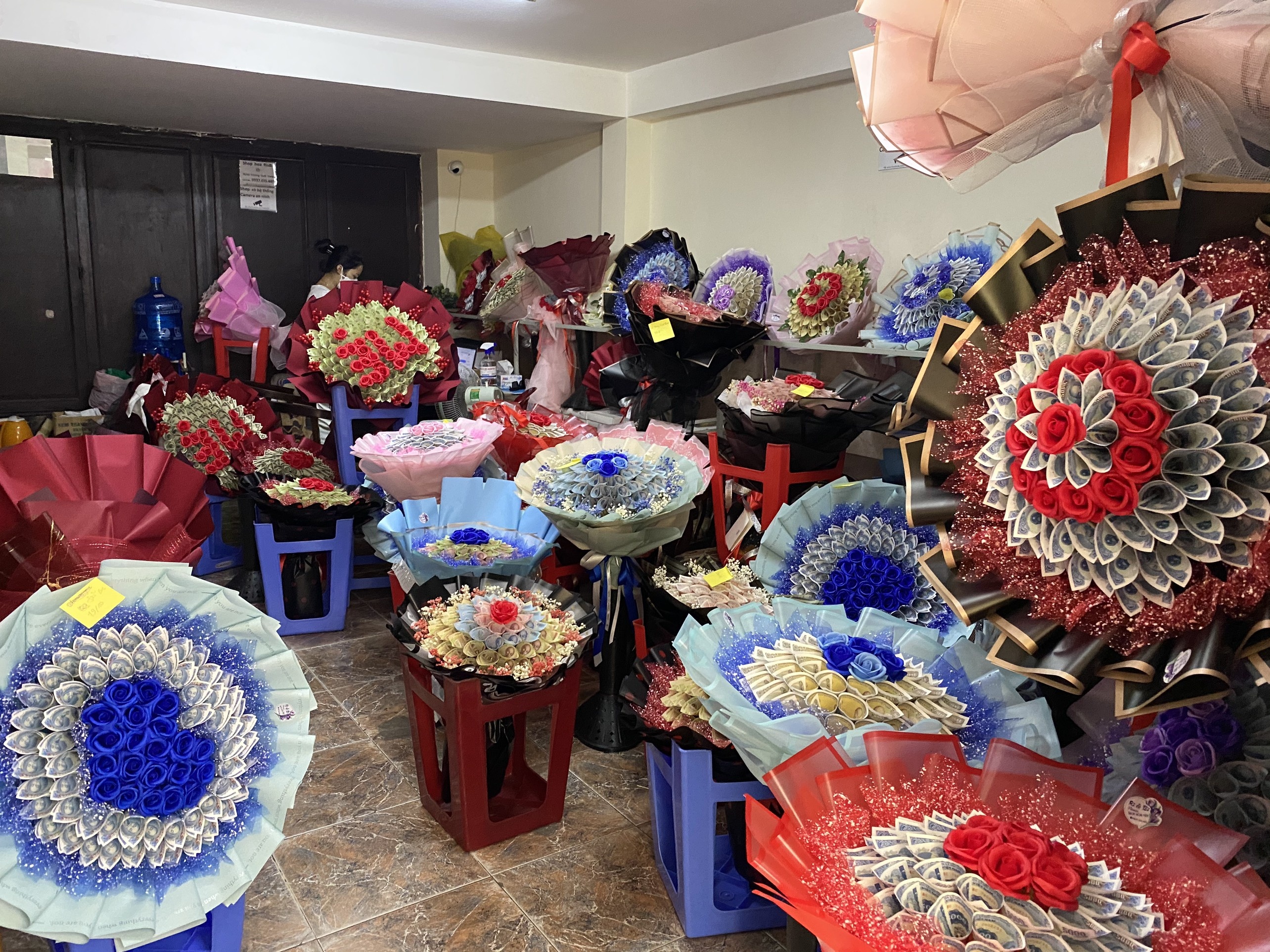 Bo hoa bang tien mat tri gia 200 trieu dong ngay 20/10 anh 1