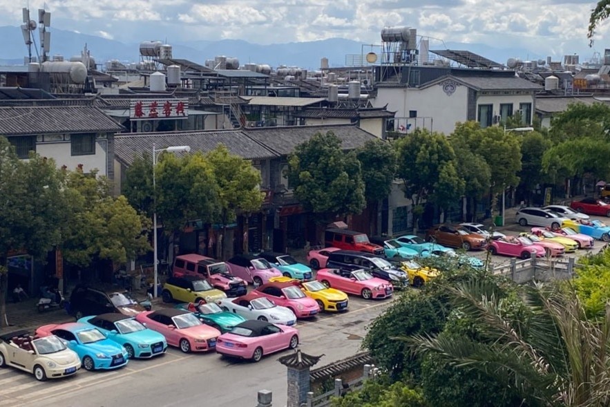 Trao luu thue xe sang song ao khi di du lich o Trung Quoc hinh anh