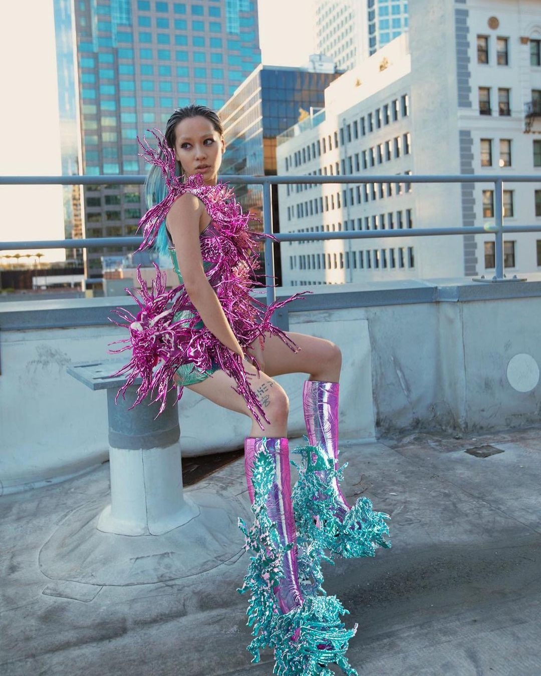 Xu hướng mua quần áo ảo để sống ảo ảnh 3 Xu huong mua quan ao ao de song ao anh 3