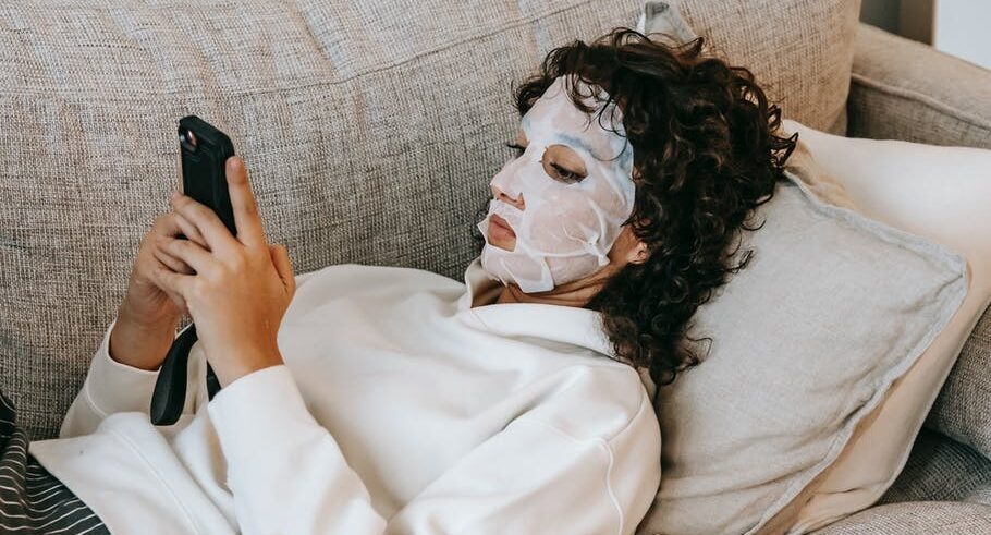 Quoc gia cam sep nhan tin,  goi dien cho nhan vien sau gio lam anh 2