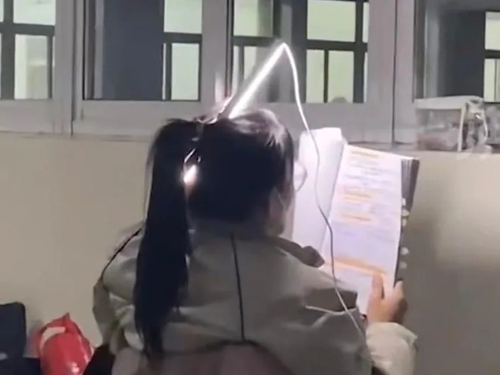 nữ sinh cài bóng đèn vào tóc để ôn thi  ảnh 1 nu sinh cai bong den vao toc de on thi anh 1