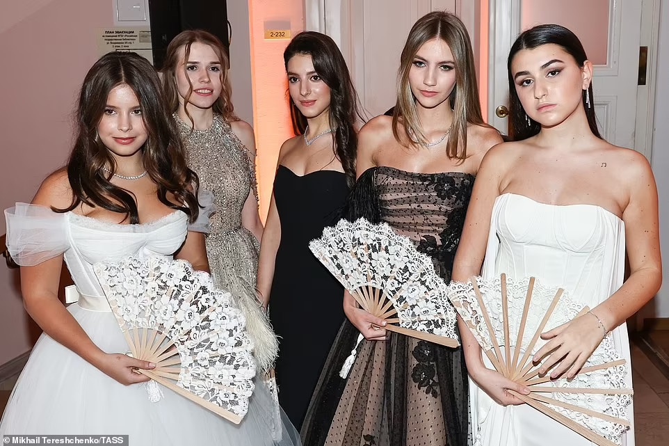 dạ tiệc trưởng thành của rich kid nga  ảnh 1 da tiec truong thanh cua rich kid nga anh 1