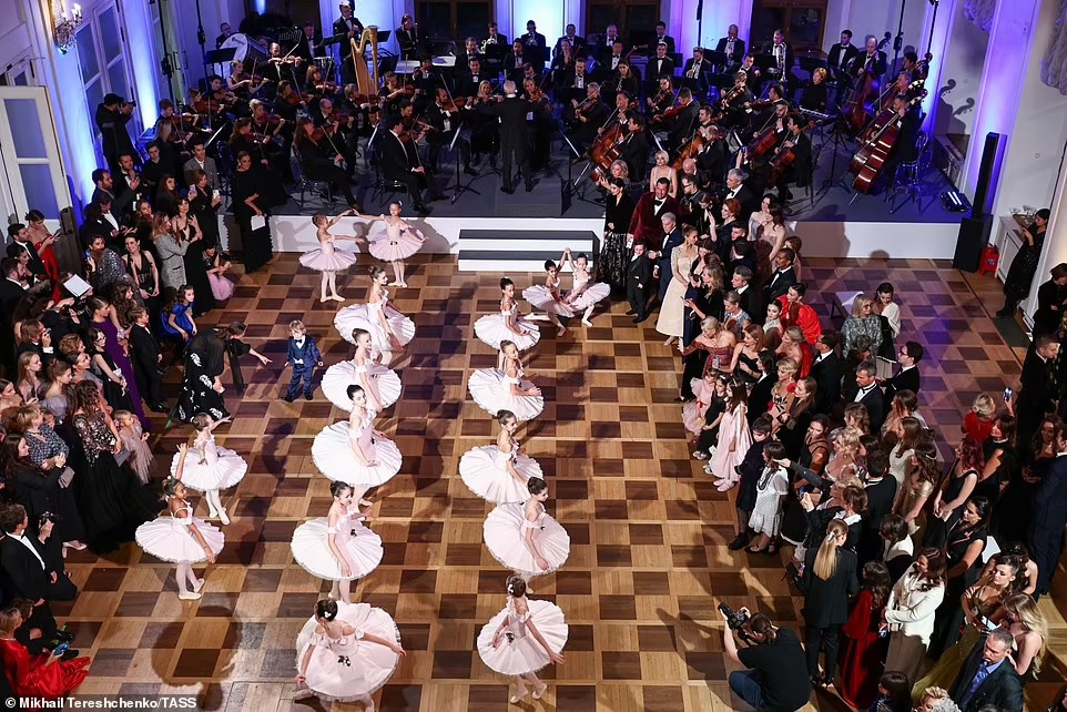 dạ tiệc trưởng thành của rich kid nga  ảnh 6 da tiec truong thanh cua rich kid nga anh 6